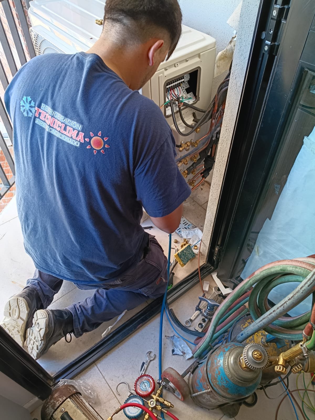 Trabajo de instalación y refrigeración por Tecniclima